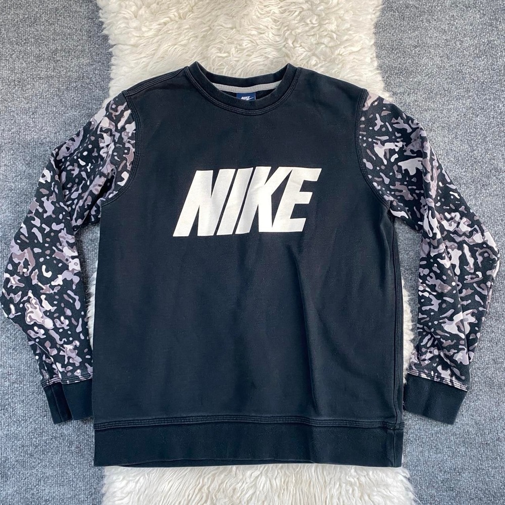 NIKE BLACK CREWNECK SWEATSHIRT GREY CAMOUFLAGE SLEEVES PULLOVER ACTIVEWEAR GYM